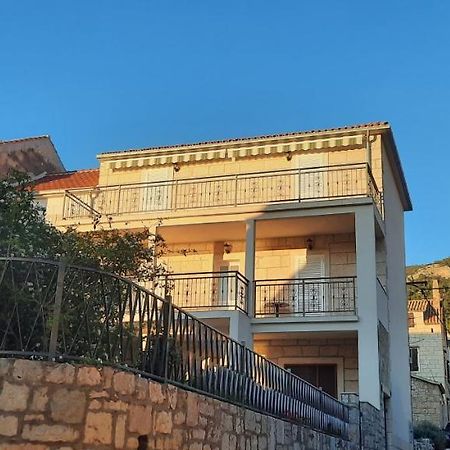 Apartments Villa Beba Komiža Екстериор снимка