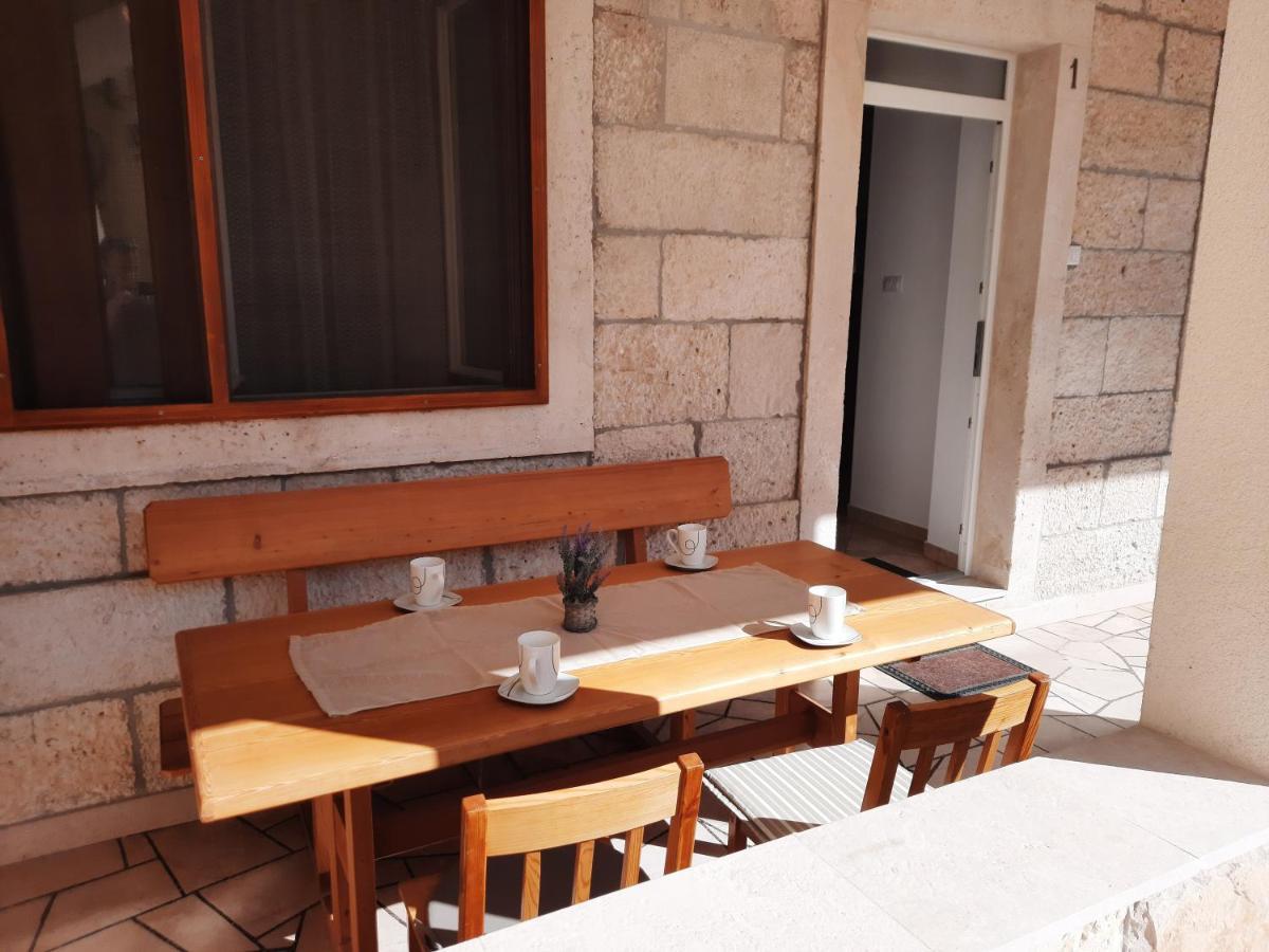 Apartments Villa Beba Komiža Екстериор снимка