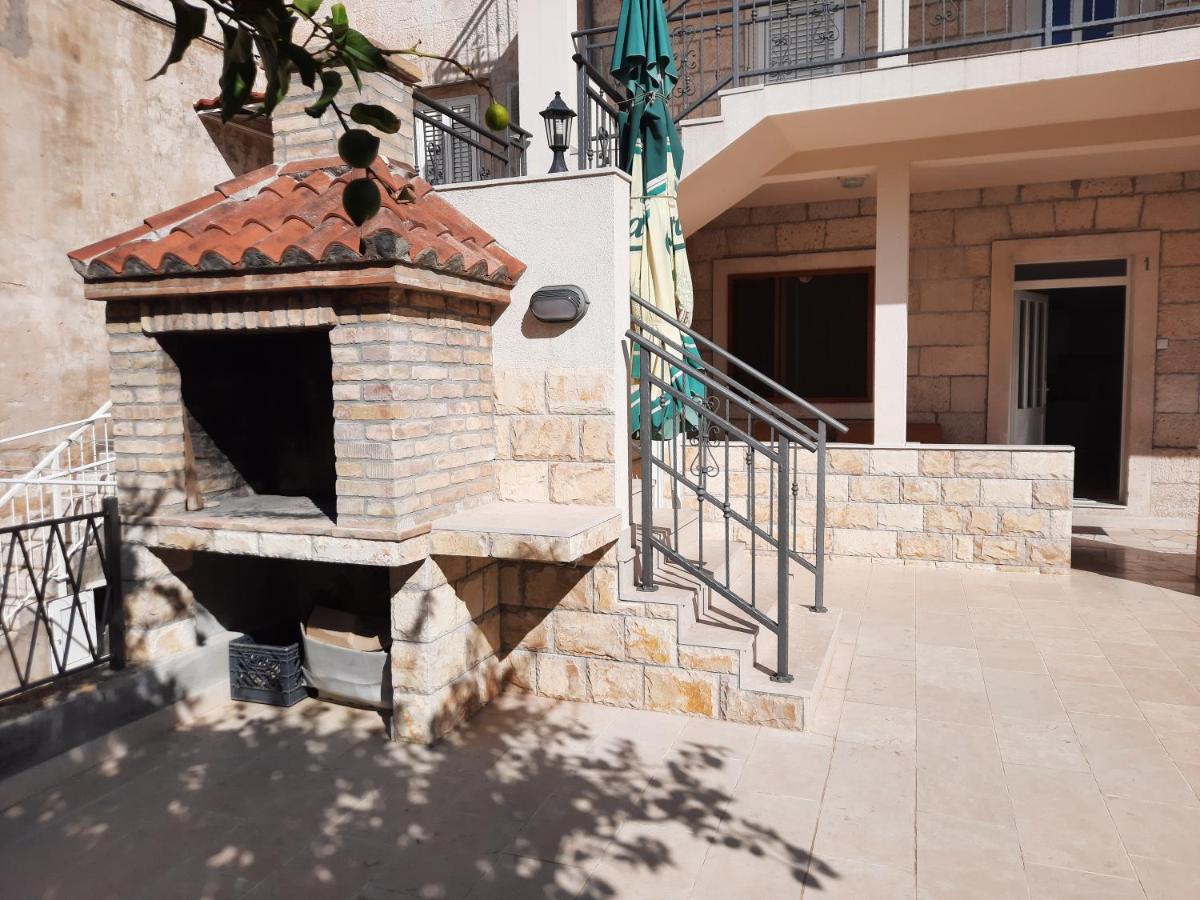 Apartments Villa Beba Komiža Екстериор снимка