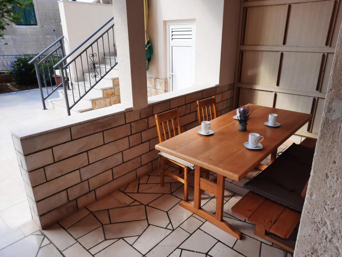 Apartments Villa Beba Komiža Екстериор снимка