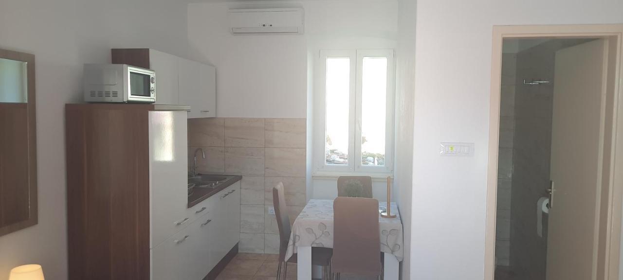 Apartments Villa Beba Komiža Екстериор снимка