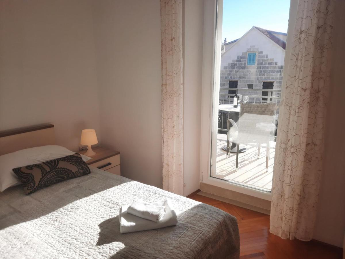 Apartments Villa Beba Komiža Екстериор снимка