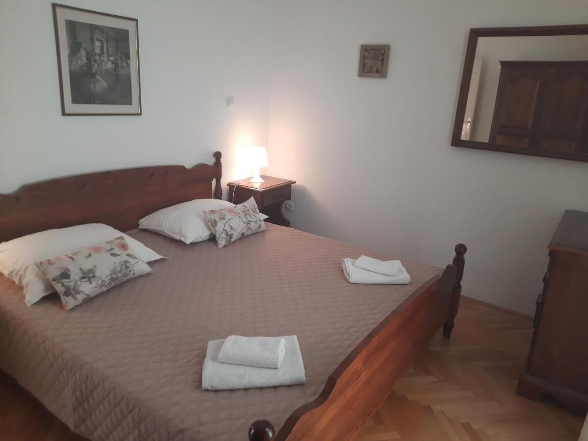 Apartments Villa Beba Komiža Екстериор снимка