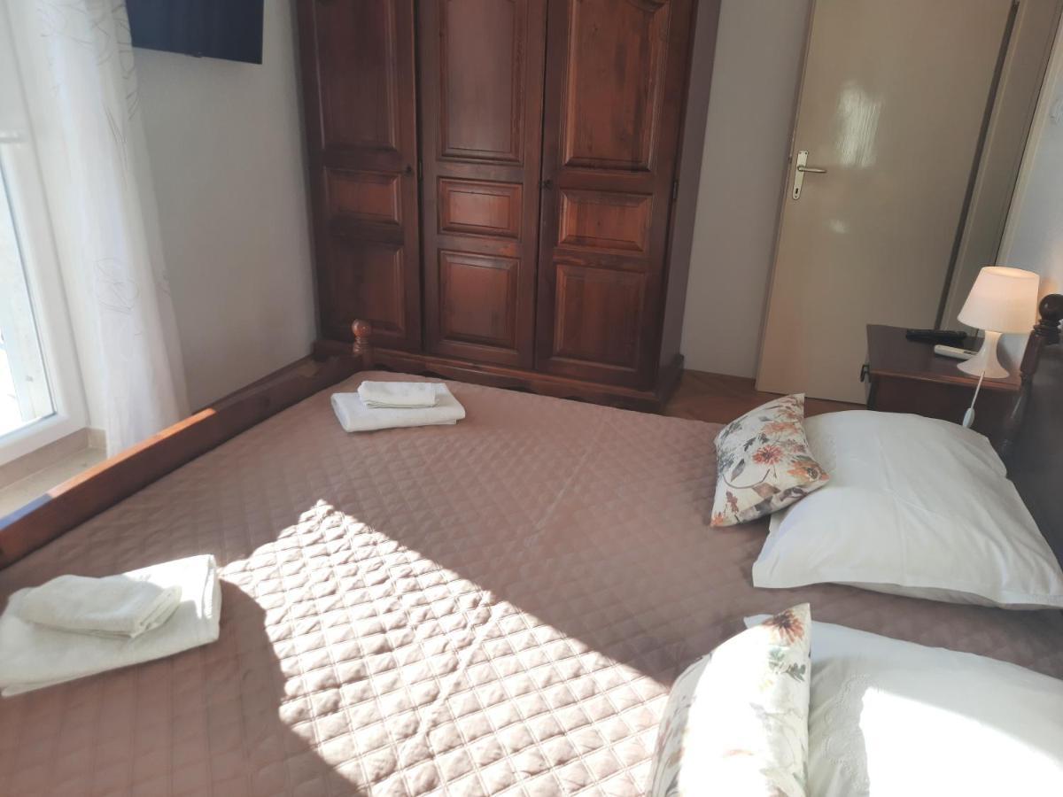 Apartments Villa Beba Komiža Екстериор снимка
