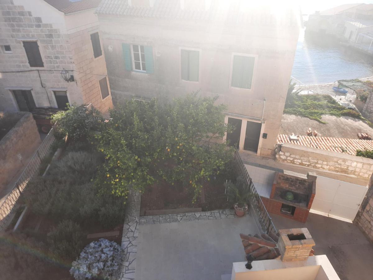 Apartments Villa Beba Komiža Екстериор снимка