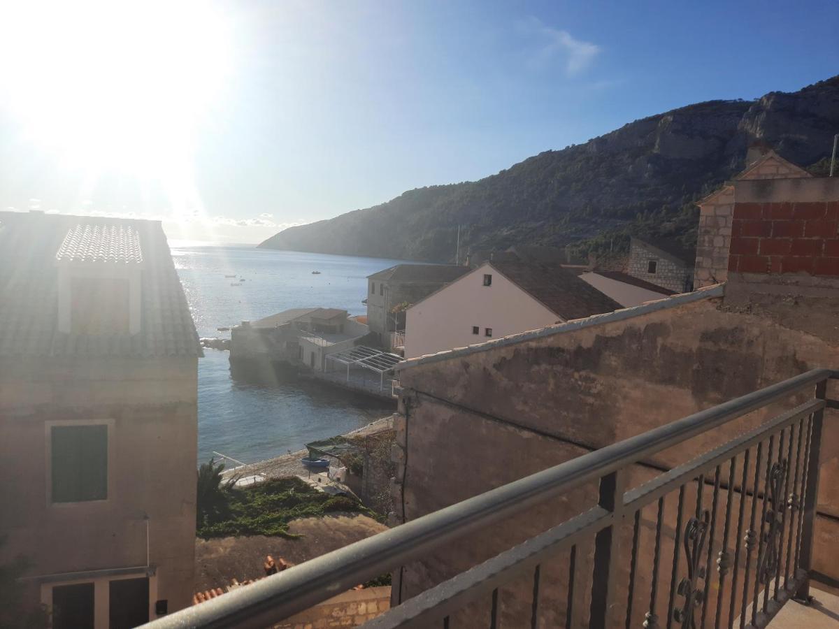 Apartments Villa Beba Komiža Екстериор снимка