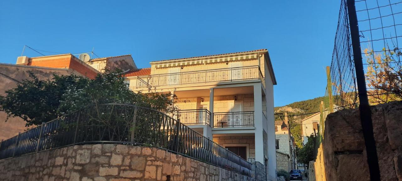Apartments Villa Beba Komiža Екстериор снимка