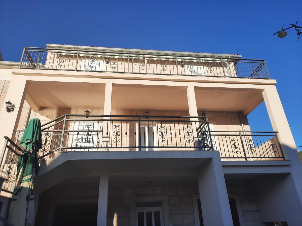 Apartments Villa Beba Komiža Екстериор снимка
