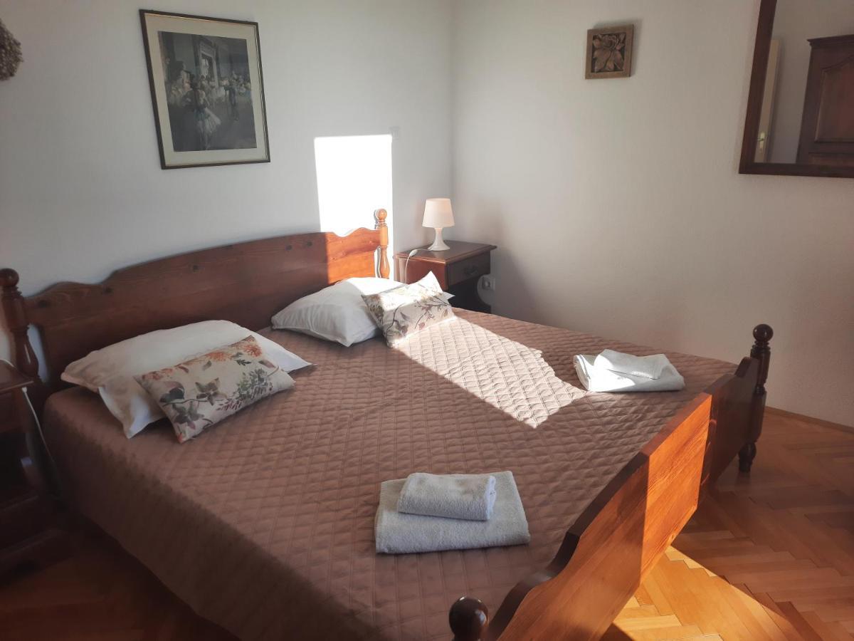 Apartments Villa Beba Komiža Екстериор снимка
