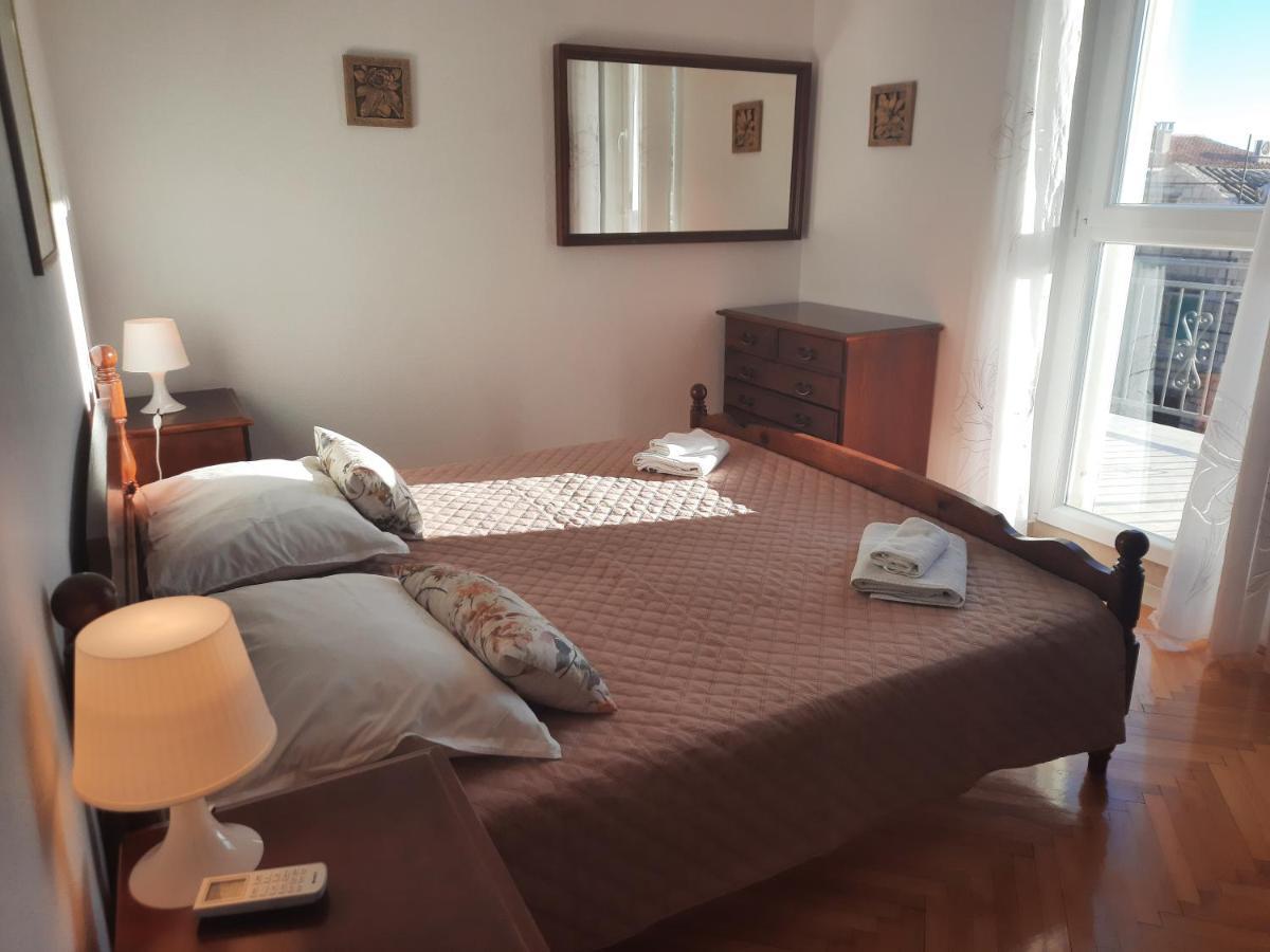 Apartments Villa Beba Komiža Екстериор снимка