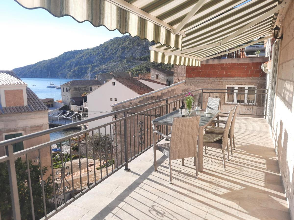 Apartments Villa Beba Komiža Екстериор снимка
