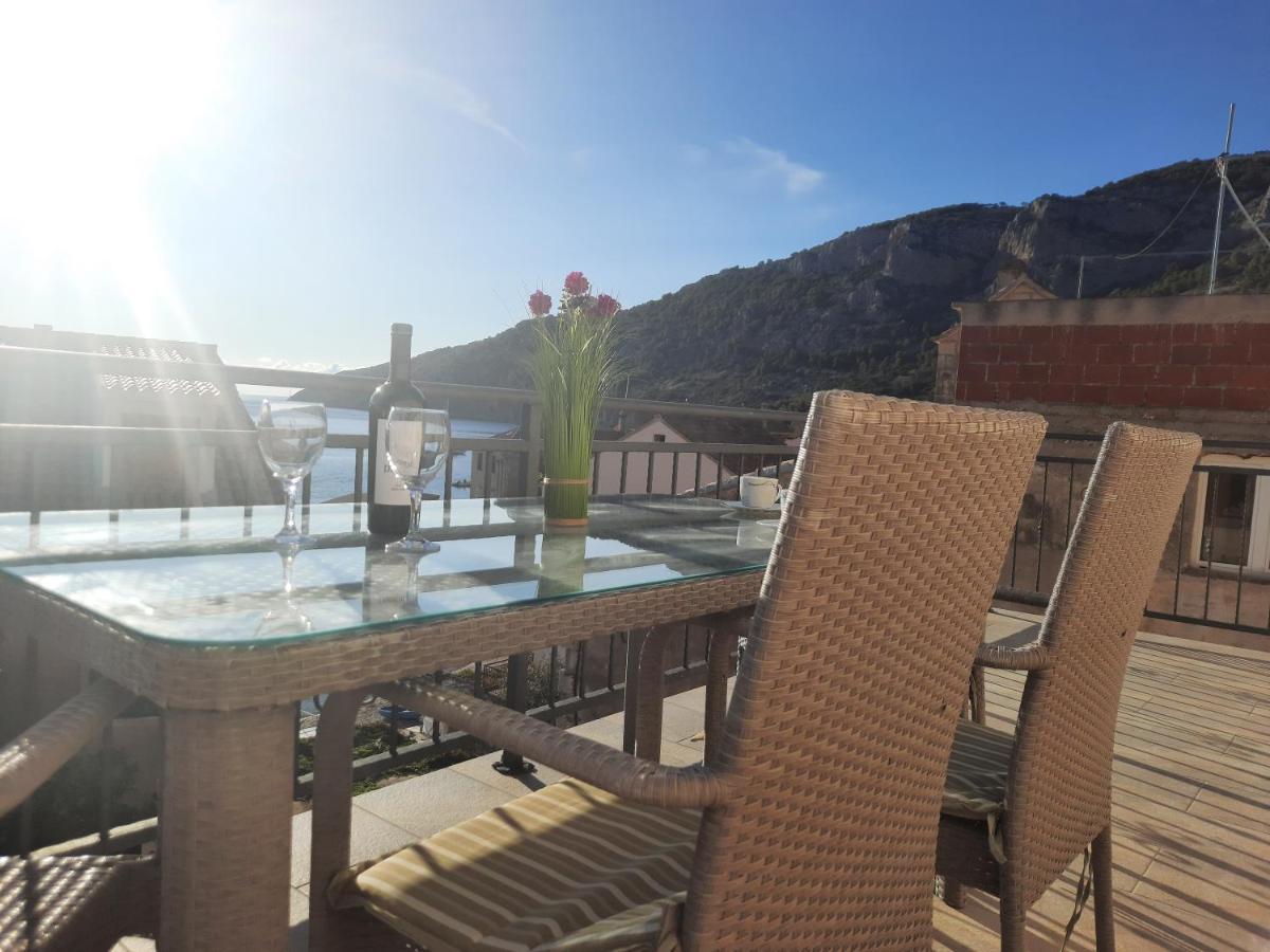 Apartments Villa Beba Komiža Екстериор снимка