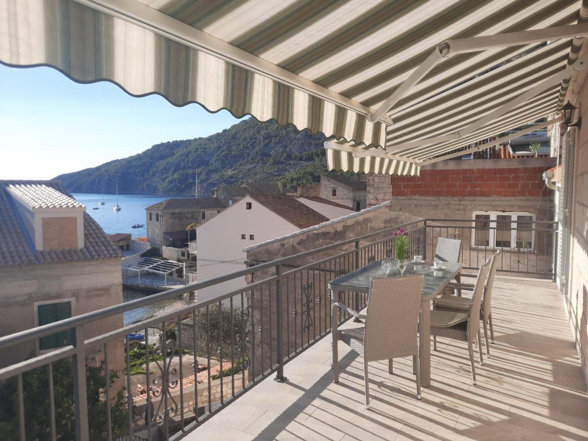 Apartments Villa Beba Komiža Екстериор снимка