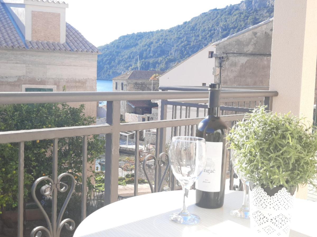 Apartments Villa Beba Komiža Екстериор снимка