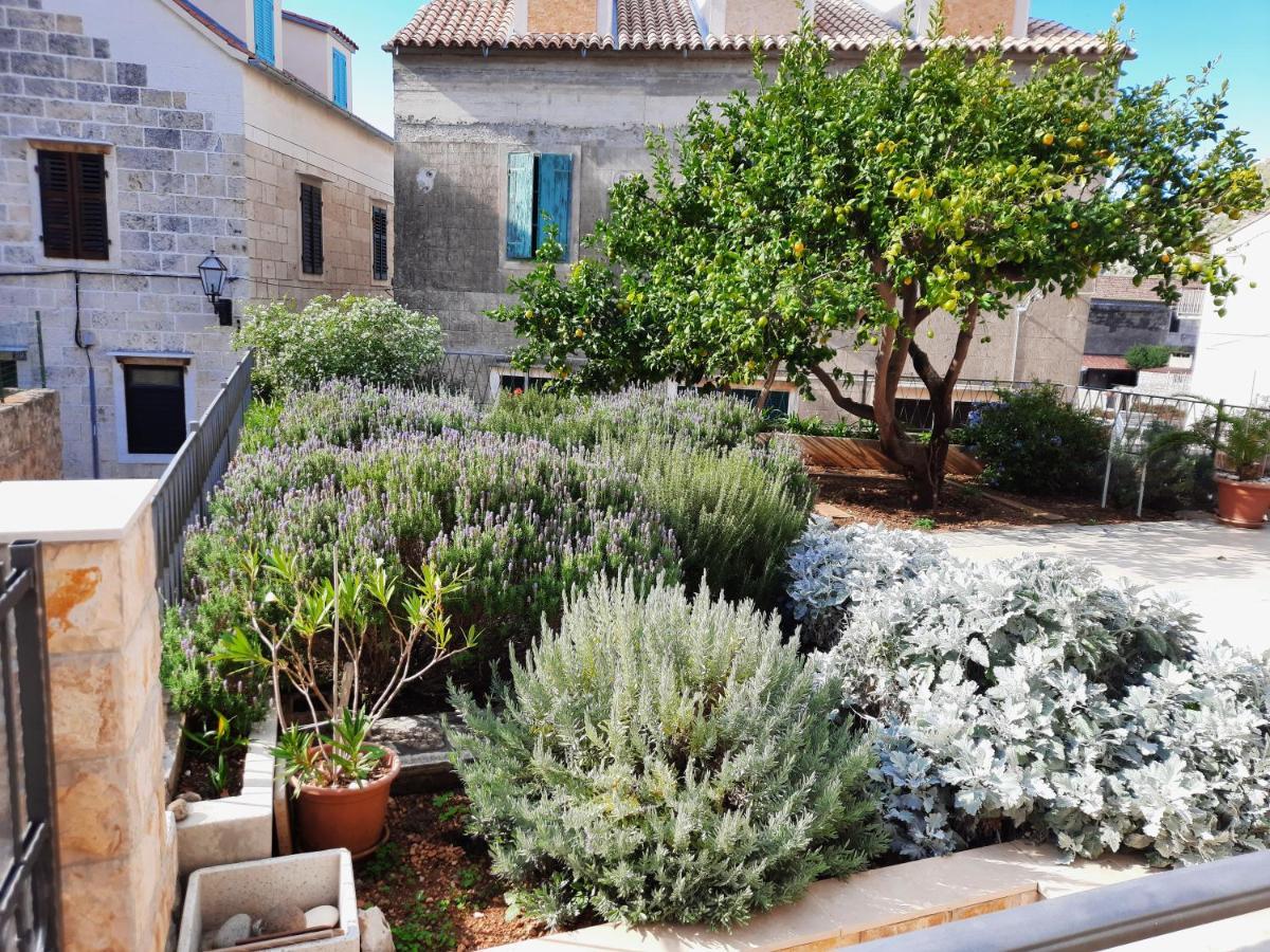 Apartments Villa Beba Komiža Екстериор снимка